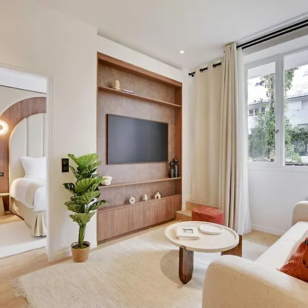 Lovely Refurbished In Vibrant 18th District * Paris