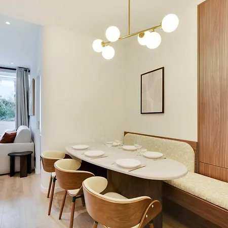 Lovely Refurbished In Vibrant 18th District Apartment *