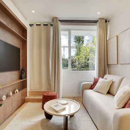 Lovely Refurbished In Vibrant 18th District * Paris